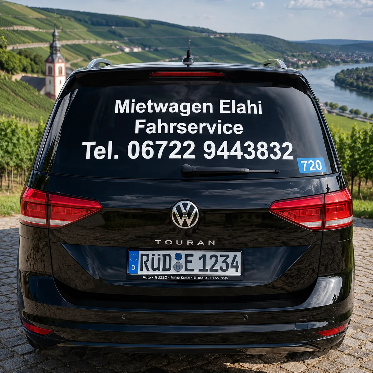 Fahrzeug von Mietwagen Elahi vor Weinbergen im Rheingau