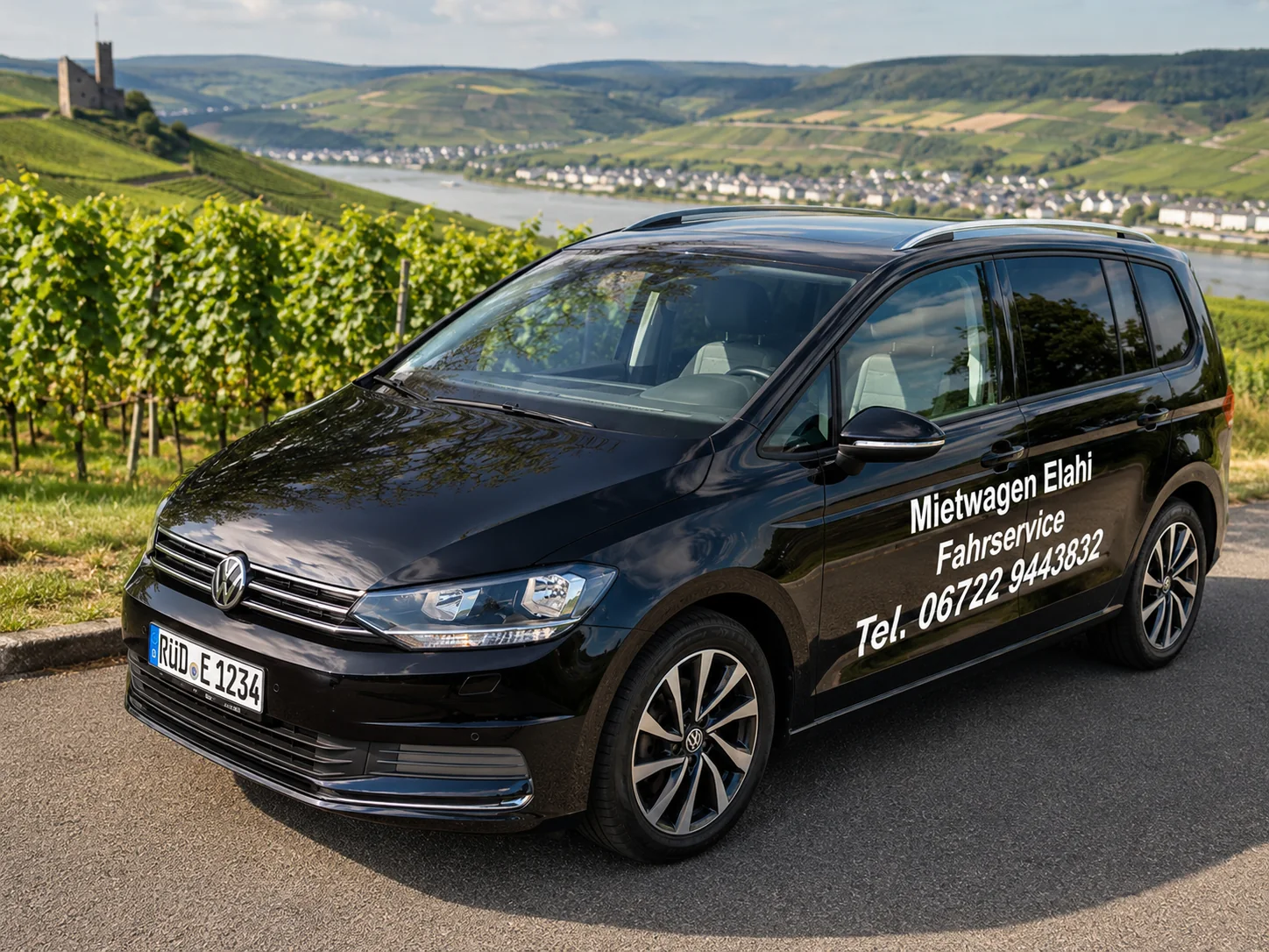 Mietwagen Elahi im Rheingau mit Weinbergen und Rhein